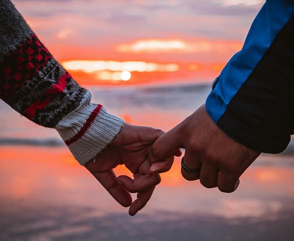 LOVERS HOLDING HANDS